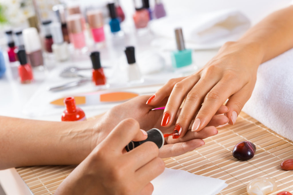 sesión de manicura en centro de belleza