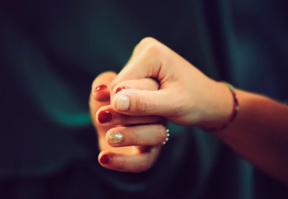 manos con uñas para san valentin