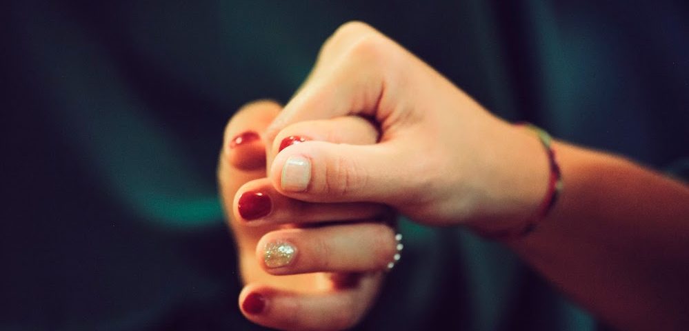 manos con uñas para san valentin